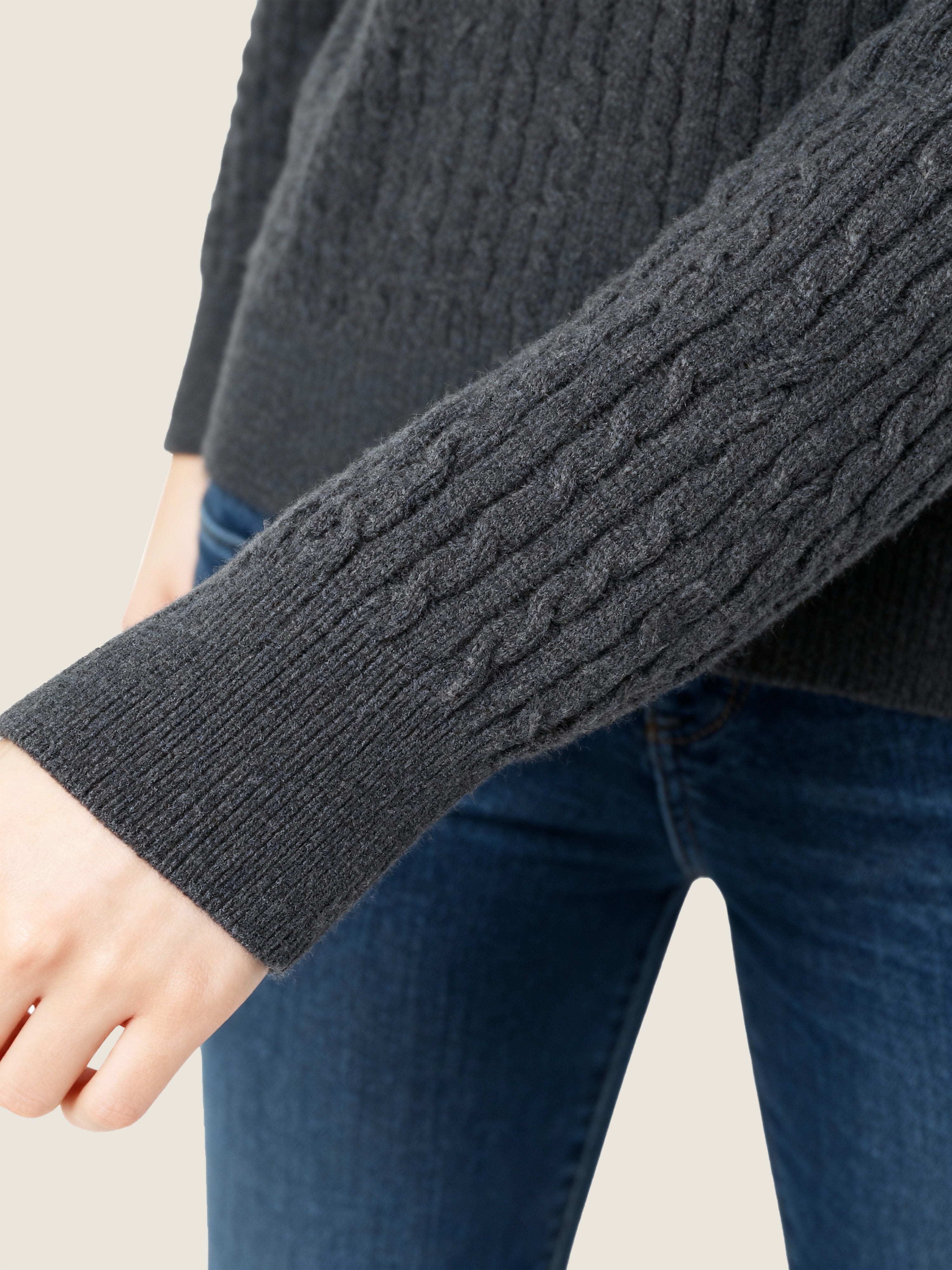 Hooded Wool Sweater M31N