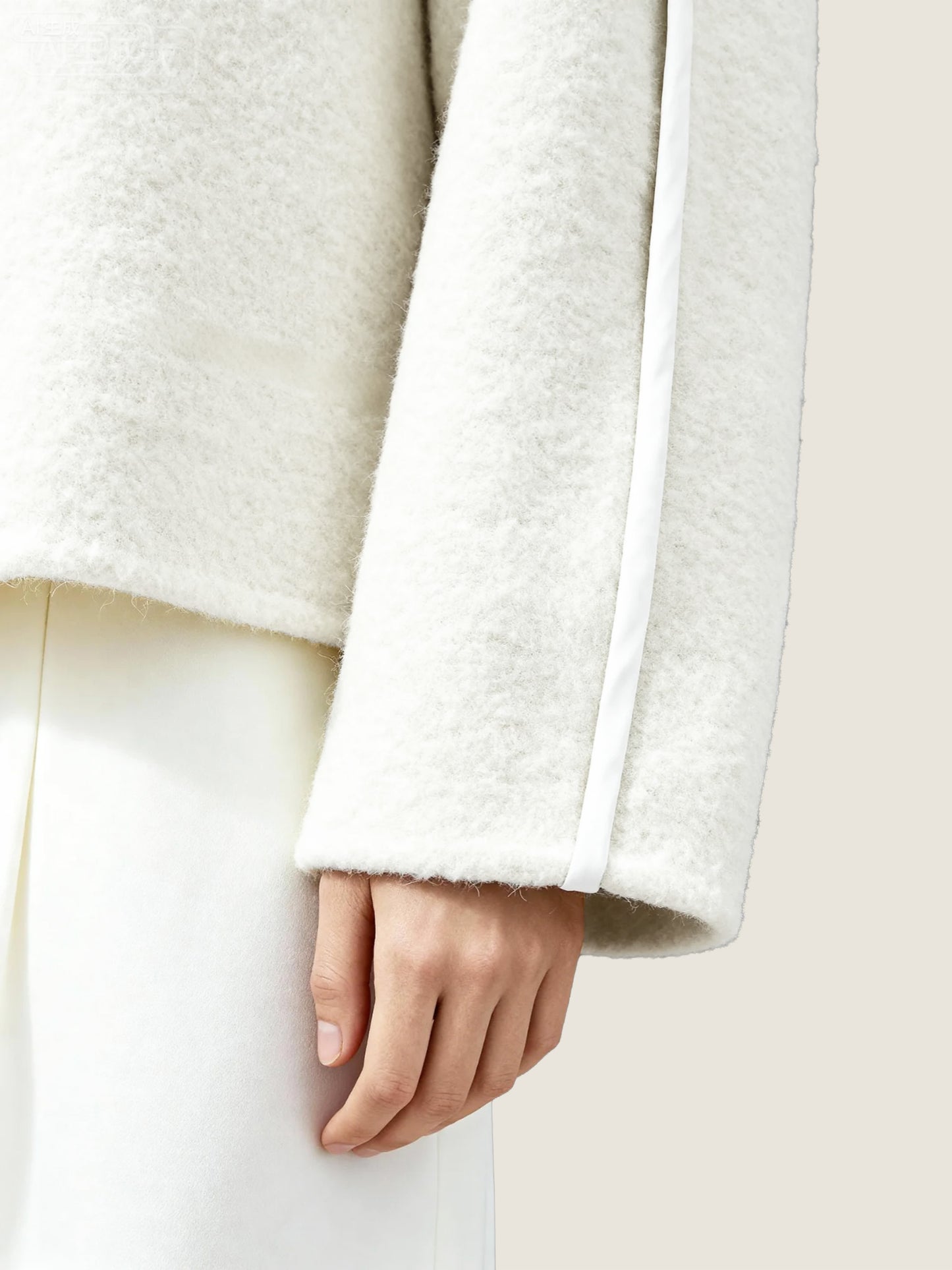 Structured Jacket with Curved Seam M31N